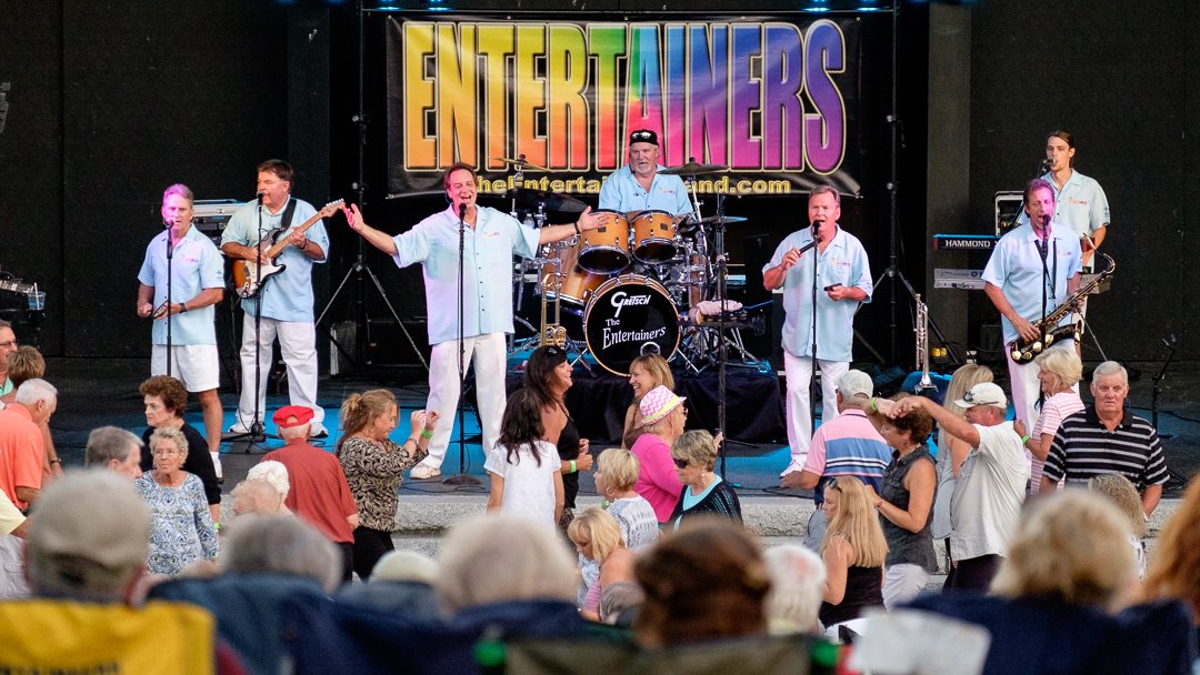 entertainers150824574.jpg